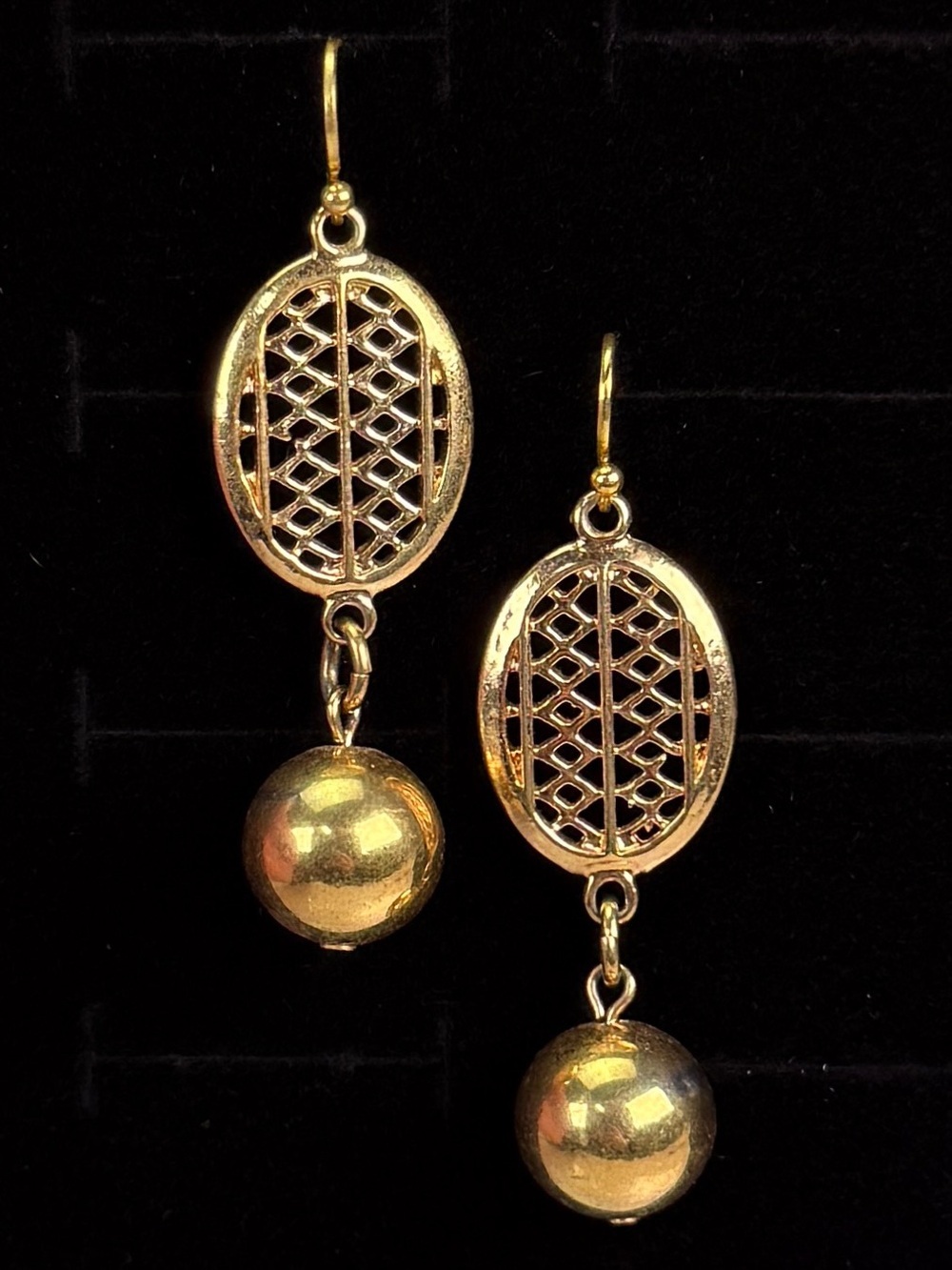 Vintage goldtone weighted dangle pierced earrings